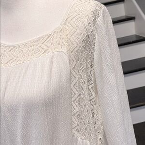 MmMmMm Elegant White Lace Women's Top. Pretty Lace Details. Sz. Lg. Never worn